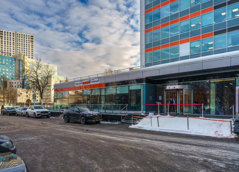 Кругозор, строение 1: Вид входной группы снаружи