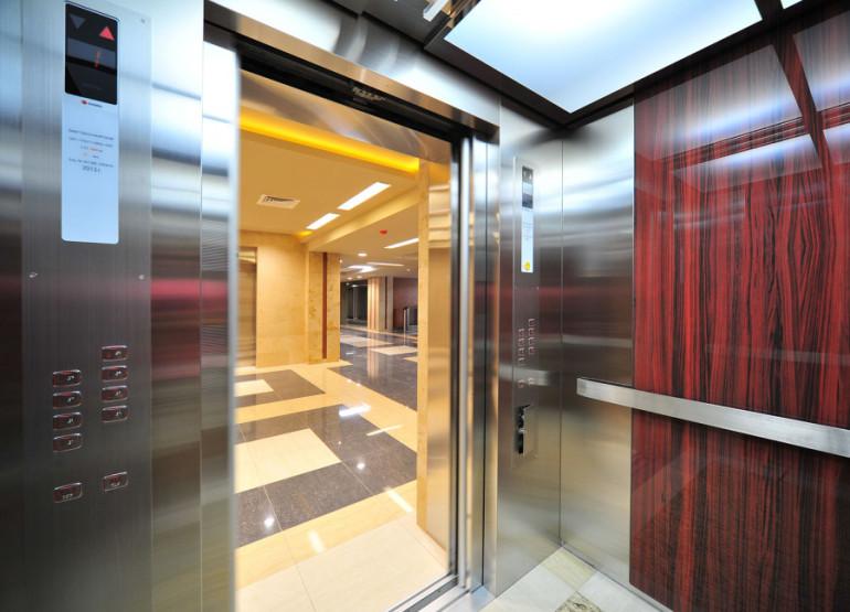 Victory Park Plazа: Вид главного лифтового холла